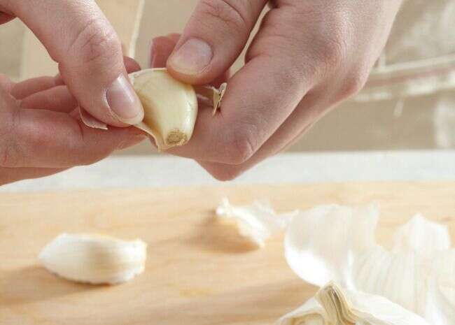 What Can You Do With Garlic Peels: Smart Uses